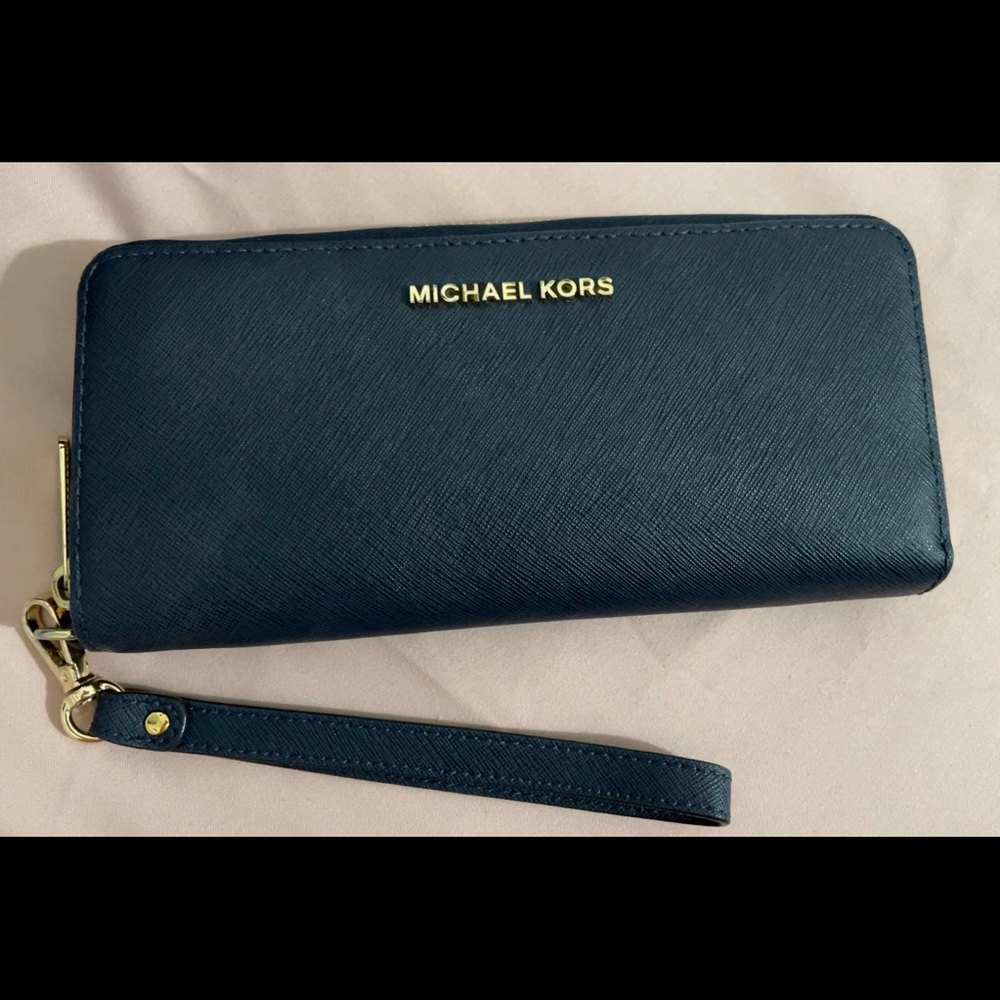 Michael kors big wallet dark blue wrist handle
